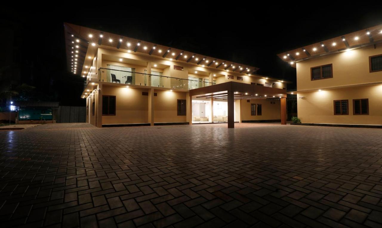 Treebo Grand Vistara Airport Suites Kochi Exterior foto
